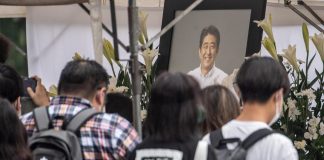 Giappone, folla piange Shinzo Abe: oggi i funerali