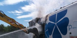 Compattatore di rifiuti in fiamme. Vigili del fuoco al lavoro per tre ore