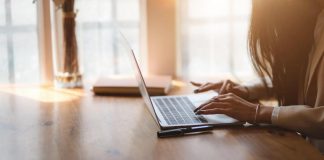 Buste paga più leggere per le donne, -25% rispetto agli uomini