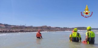 Padre e figlio annegano a Fano, recuperato corpo del bimbo. L’altro figlio di 13 anni ricoverato in ospedale