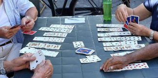 Amici e faccende di casa per proteggersi dal rischio demenza, lo studio