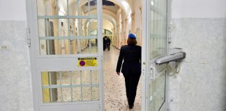 Milano, bimba morta di stenti: la madre interrogata in carcere