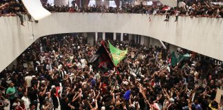 Iraq, manifestanti prendono d’assalto il Parlamento