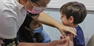 Covid, incidenza casi gravi doppia in bimbi senza vaccino