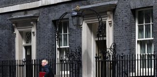 La resistenza di Johnson, sempre più solo a Downing Street