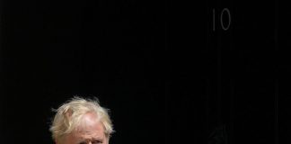 Johnson, ministri in pressing per dimissioni. Ma lui non molla