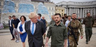 Johnson si dimette e chiama Zelensky: “Eroe, grazie per amicizia”