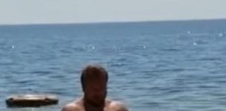 Celebra messa sul materassino in mare, sacerdote indagato