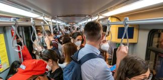 Covid Italia, virus corre: Rt e incidenza salgono ancora