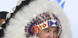 Papa Bergoglio ‘indiano’, si fa mettere il copricapo tradizionale