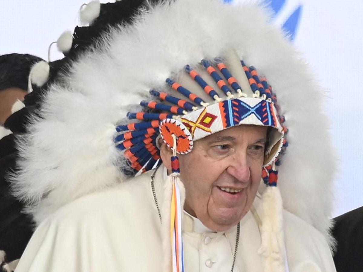 Papa Bergoglio 'indiano', si fa mettere il copricapo tradizionale 