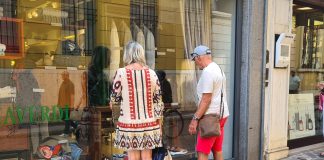 Il caldo rallenta il primo giorno di saldi: buon afflusso al mattino, calo nel pomeriggio. Bene l’outlet