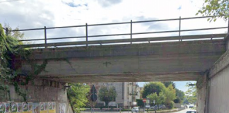 Si stacca un calcinaccio da 10 kg dal sottopasso: tragedia sfiorata in viale Montello