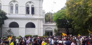 Sri Lanka, dimostranti occupano uffici presidenza