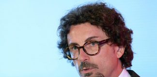 Senato, siparietto in buvette su cravatta nera Toninelli