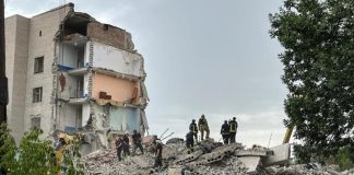 Ucraina, Russia bombarda Donetsk: 6 morti e 30 persone sotto le macerie
