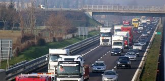A luglio immatricolazioni auto in lieve calo