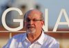 Salman Rushdie operato è attaccato a un respiratore