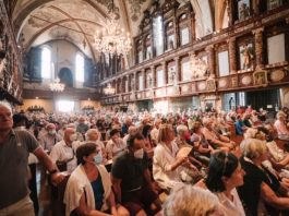 Santuario gremito per l’Assunta. Il Vescovo: Le opere dei Madonnari collegamento tra l’Eterno e il terreno. Affidiamo a Maria le nostre sofferenze