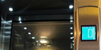 Restano bloccati in ascensore, liberati dai Vigili del Fuoco