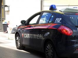 Napoli, 80enne spara alla moglie e si barrica in casa