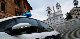 Roma, lanciò monopattino da scalinata Trinità dei Monti: turista rischia processo