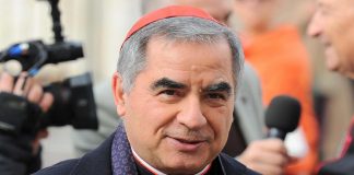 Vaticano, Becciu: “Commovente vedere Papa farmi cenni di gioia al Concistoro”
