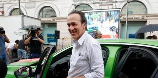 Angelo Bonelli si sposa, annuncio via Twitter con foto delle fedi