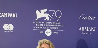 Venezia 79, Catherine Deneuve con la bandiera dell’Ucraina