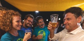 Conte e la birra con i ragazzi: “Offriamo noi per quello che ha fatto”