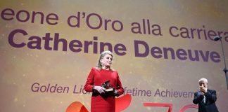 Venezia 79, consegnato a Catherine Deneuve il Leone doro alla carriera