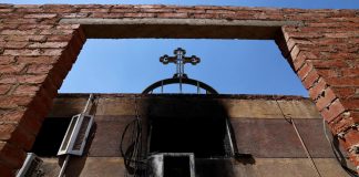 Egitto, incendio nella chiesa copta di Abu Seifein: 41 morti