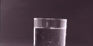 Prezzi energia, rincari anche nel bicchiere: acqua +11%