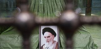 Salman Rushdie, la fatwa di Khomeini che lo condannava a morte