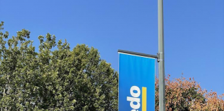 Milano tappezzata con manifesti giallo-blu e la scritta ‘credo’, campagna pro-Kiev o elettorale?