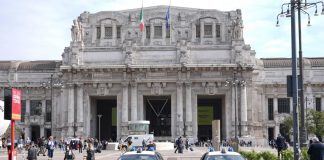 Milano, deruba un uomo e ne ferisce due che intervengono: arrestato