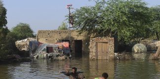 Pakistan, più di 1.160 morti per inondazioni: almeno 384 bambini