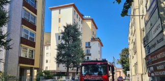 A fuoco una casetta in legno su un terrazzo in via Po