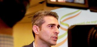 Elezioni 2022, contatti Renzi-Pizzarotti: ipotesi patto sul tavolo