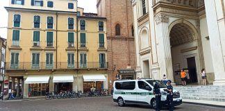 Gonfiano i prezzi prima dei saldi estivi e applicano un finto sconto: multati due negozi del centro