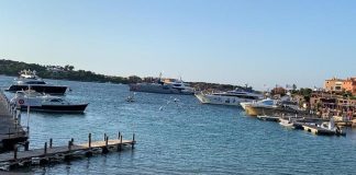 Porto Cervo, yacht si schianta sugli scogli: un morto e 3 feriti
