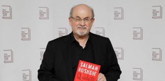 Salman Rushdie operato, rischia di perdere un occhio