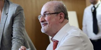 Salman Rushdie, il figlio: “Ferite gravi, ma umorismo intatto”