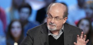 Salman Rushdie, aggressore compare in giudizio e si dichiara non colpevole