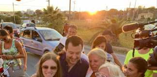 Tra selfie e giro in barca finisce la due giorni di Salvini a Lampedusa