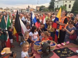 A Grazie i bambini protagonisti della benedizione dei gessetti. Madonnari al lavoro fino al tramonto di domani