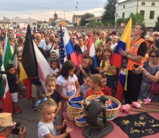 A Grazie i bambini protagonisti della benedizione dei gessetti. Madonnari al lavoro fino al tramonto di domani