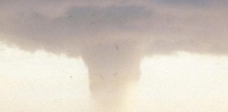 Tromba d’aria in Salento fa volare ombrelloni e lettini