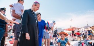 A Grazie “la pace” trionfa nelle opere dei madonnari. Plausi del vescovo durante il saluto agli artisti