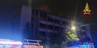 Vasto incendio nella notte in un edificio abbandonato a Milano